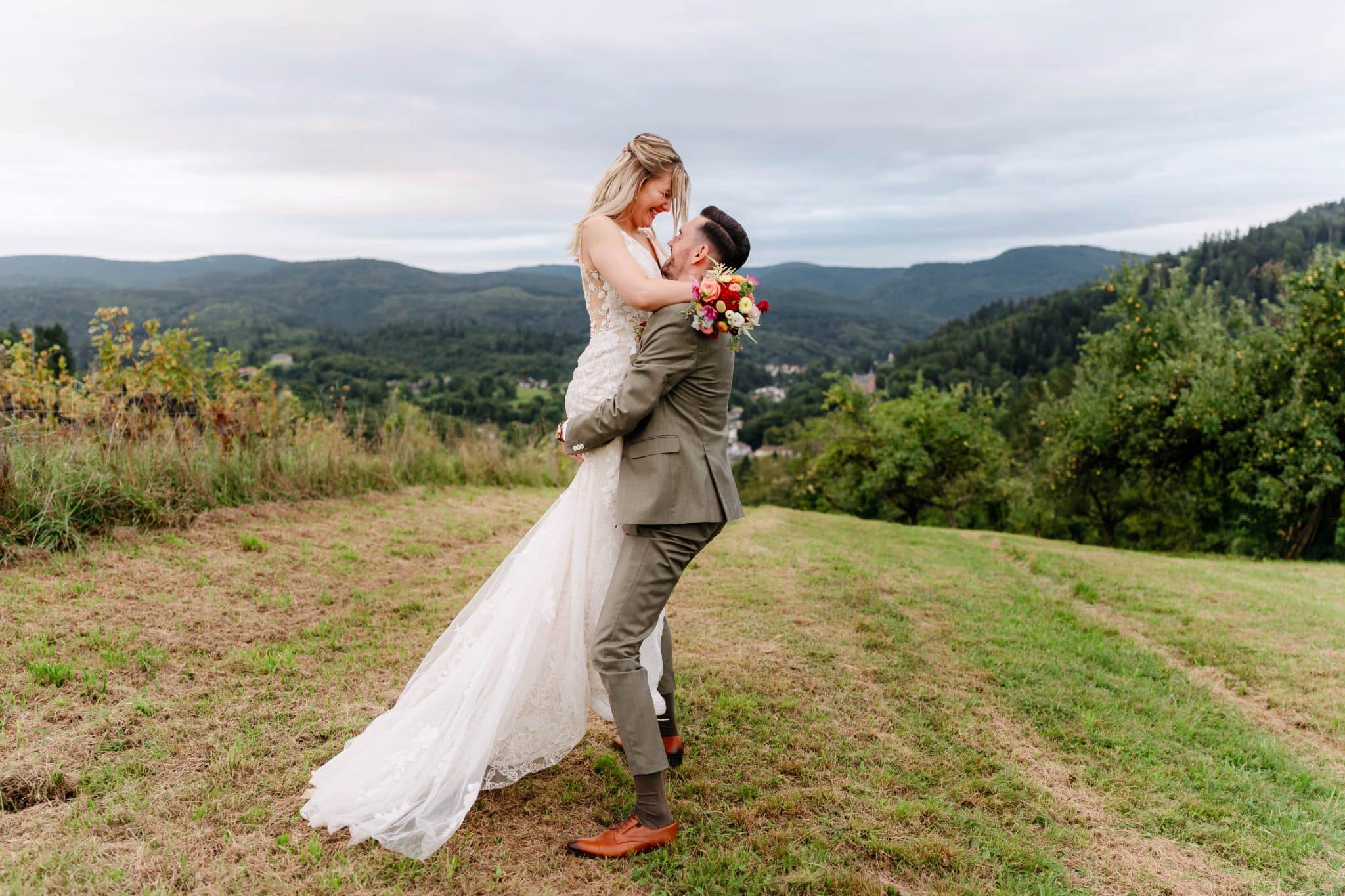 Echte Emotionen während dem Brautpaarshooting. Bräutigam hebt seine Braut hoch und geniesst ihre Nähe.
