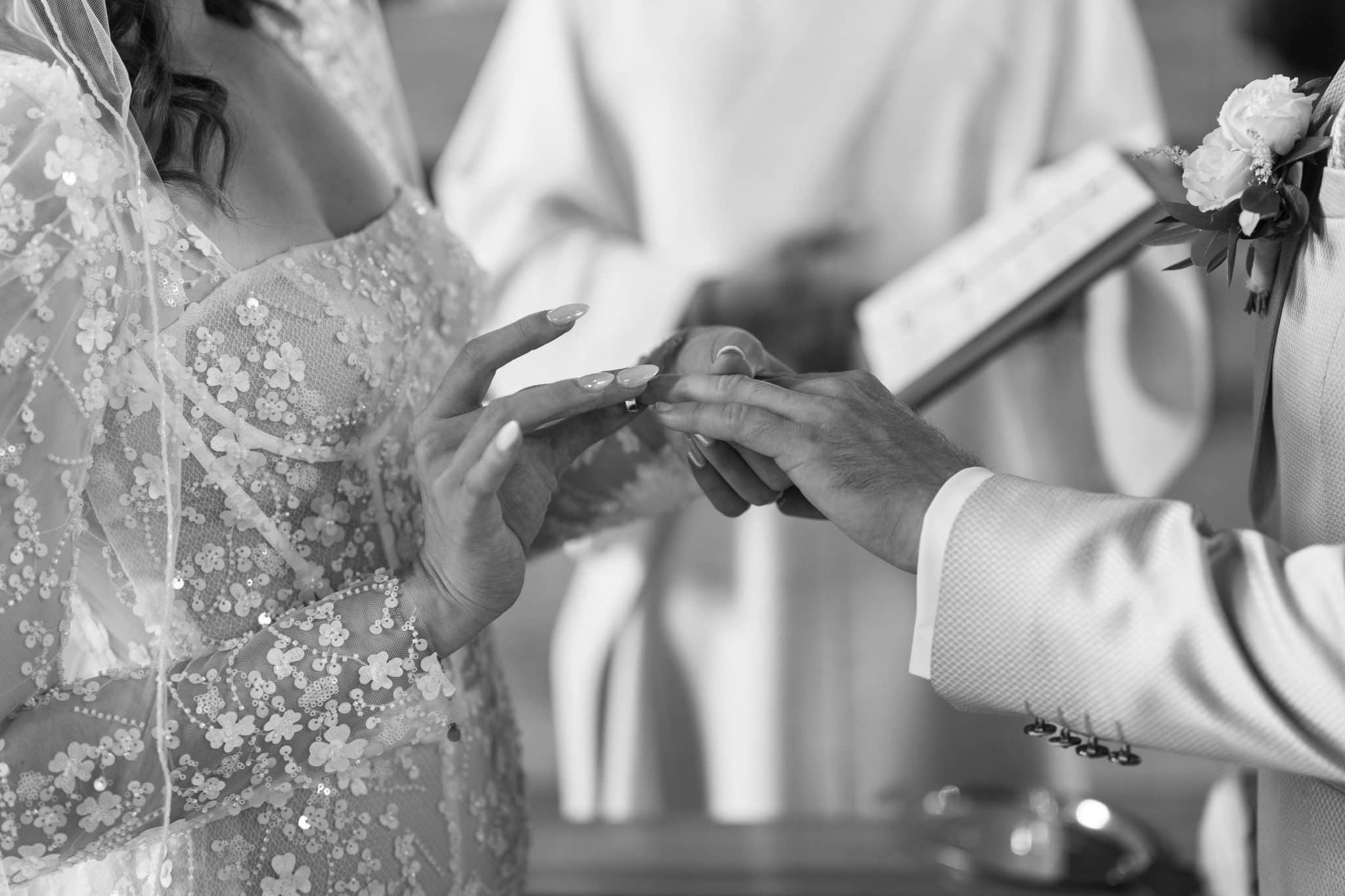 Ringtausch bei einer kirchlichen Trauung und einem Fest im Gut Rehbach