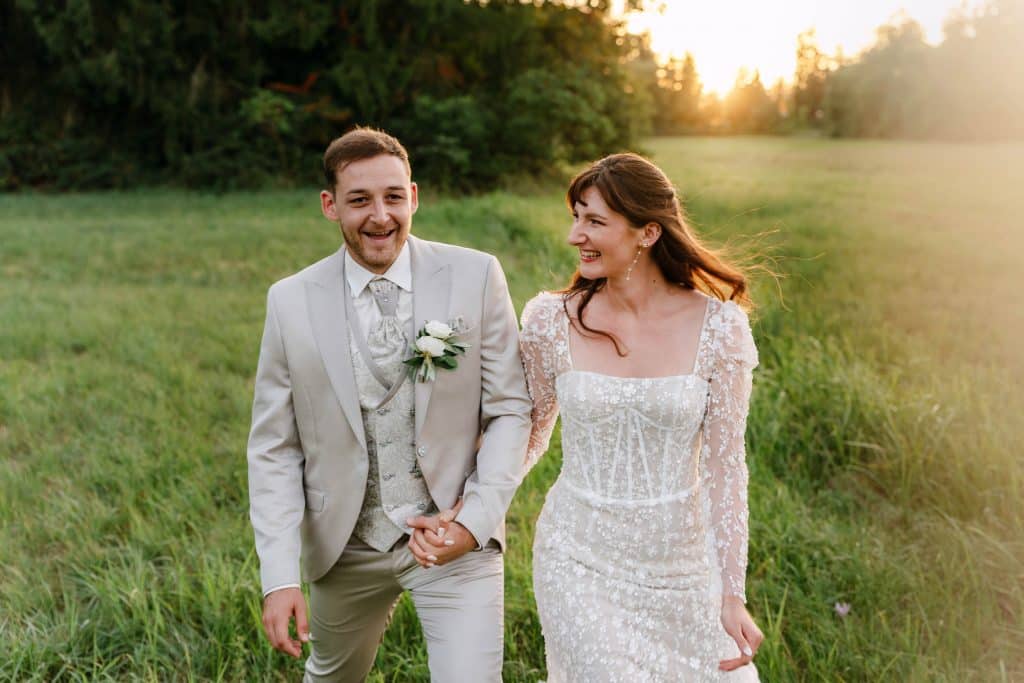 Brautpaarshooting dieser Hochzeit im Gut Rehbach während des Sonnenuntergangs.
