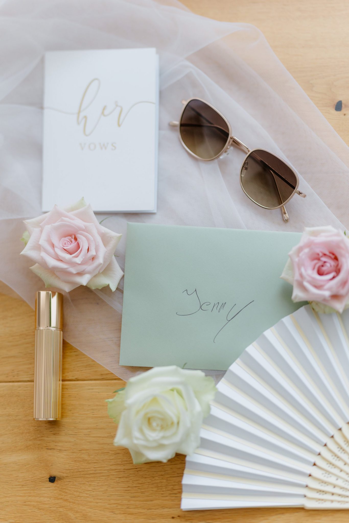 Flatlay mit Eheringen, Sonnenbrille und Fächern beim Getting Ready, Hochzeit in der Ideenspinnerei Ettlingen
