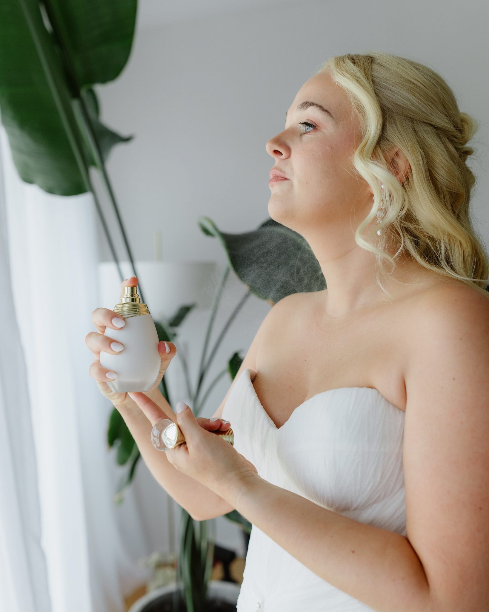 Braut trägt Parfum auf, Detail vor der freien Trauung