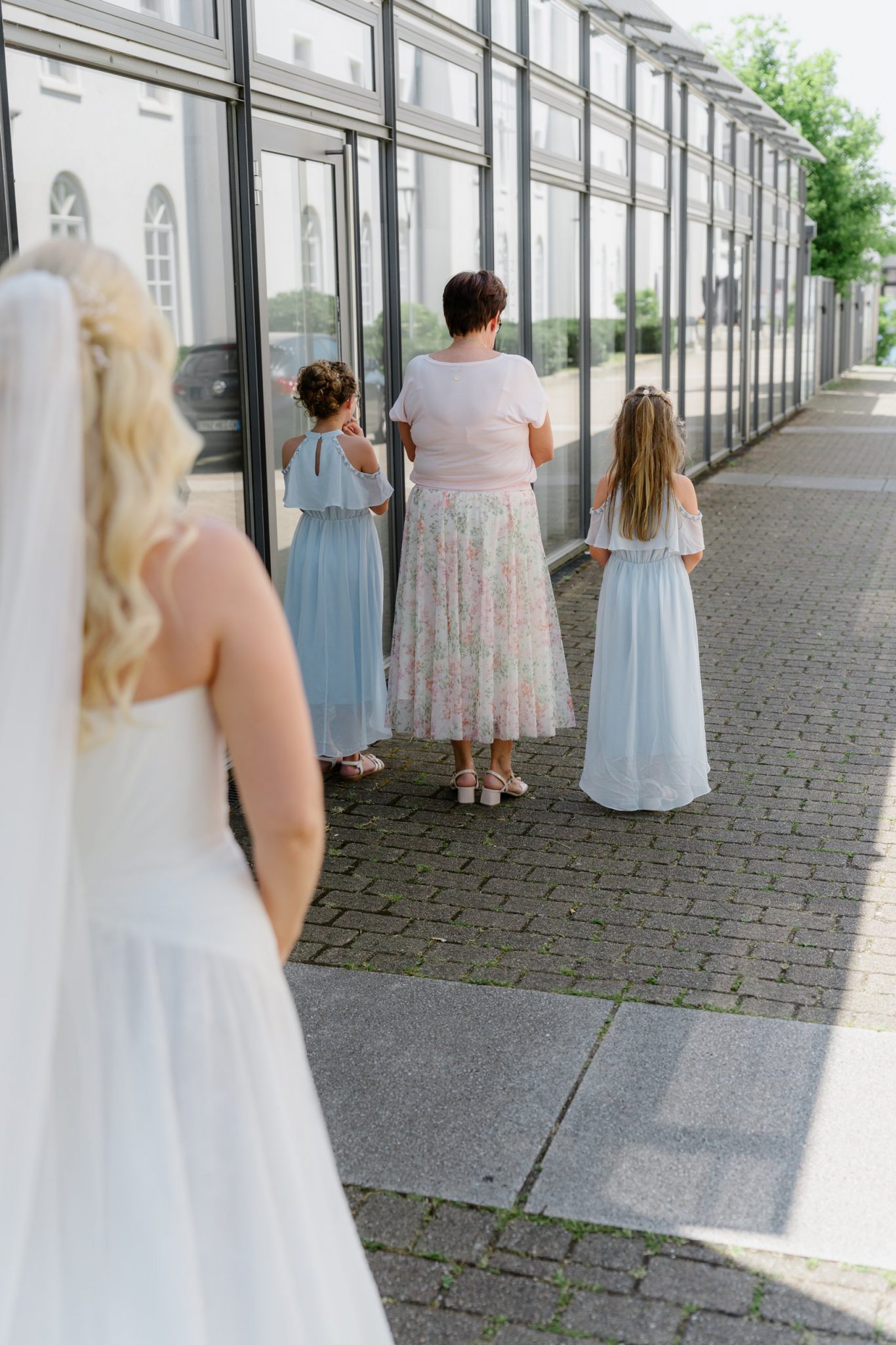 First Look mit der Brautmama und den Blumenmädchen an der Ideenspinnerei Ettlingen