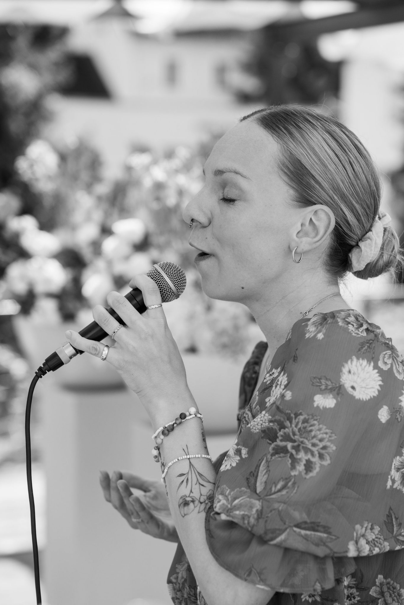 Sängerin und Traurednerin Roxana Irion singt bei der freien Trauung