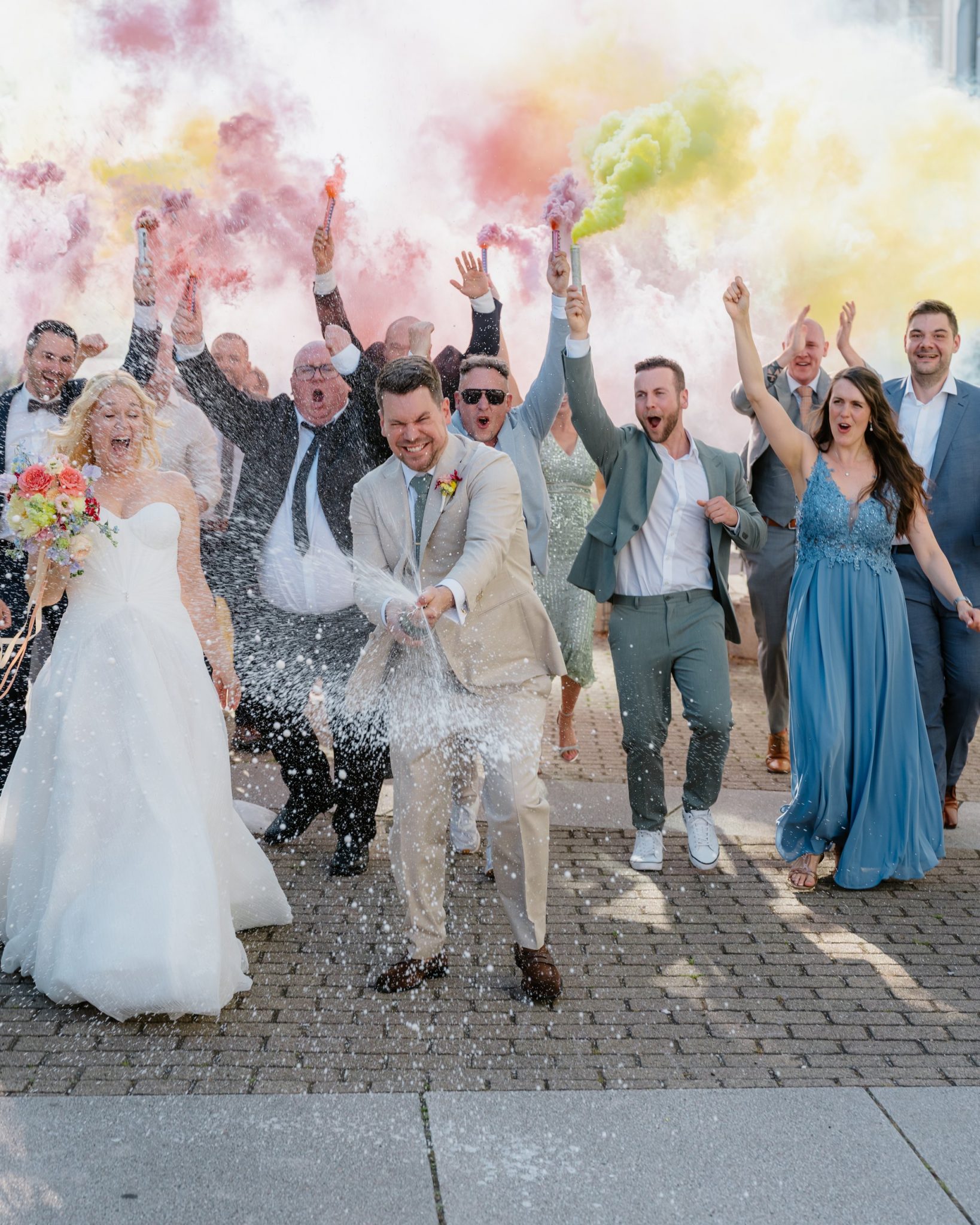 Gruppenfoto mit Konfetti und Smokebombs vor der Ideenspinnerei