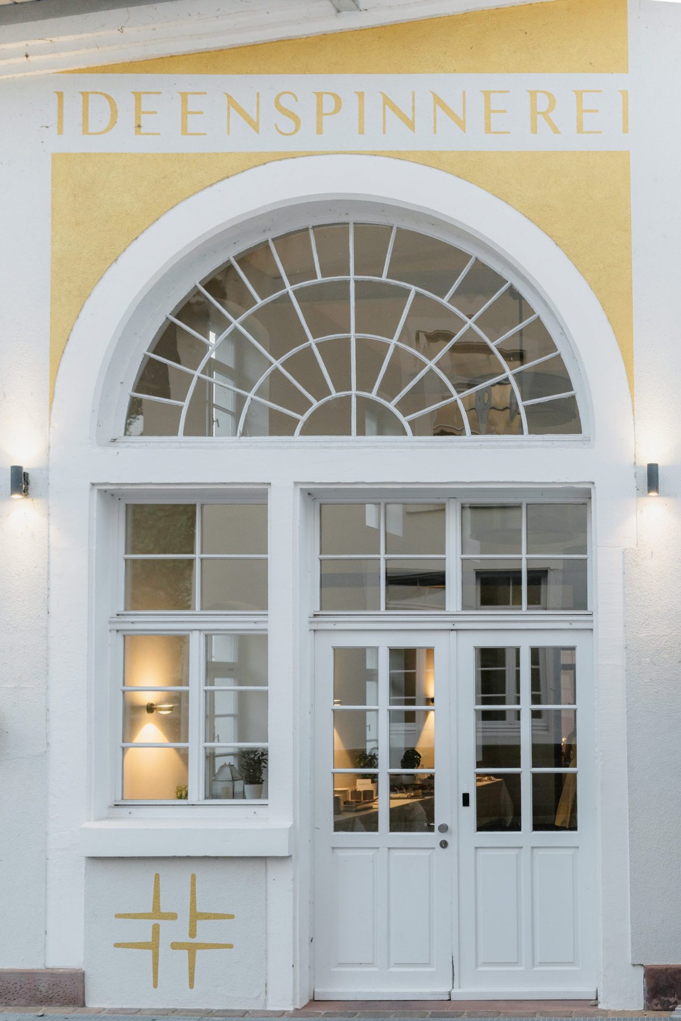 Eingang der Ideenspinnerei Ettlingen am Abend