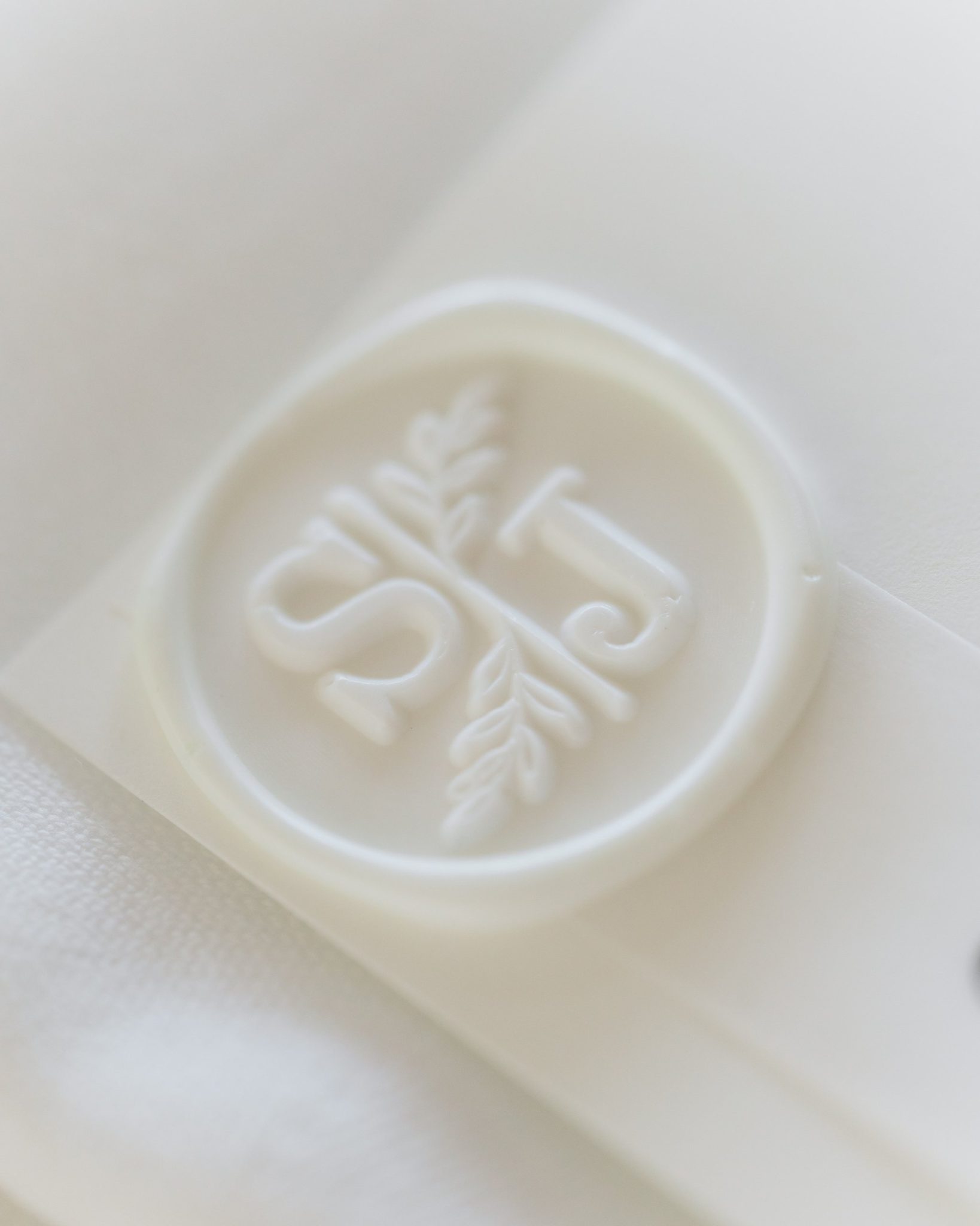 Wachssiegel mit Monogramm auf der Menükarte