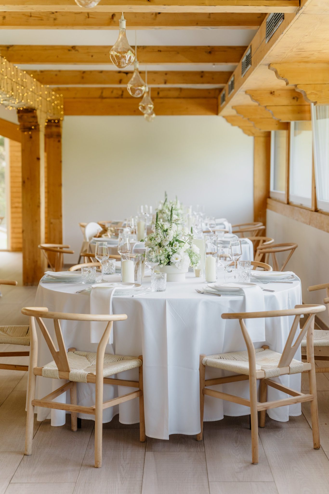 Gedeckte Tische im Saal des Kitchen & Soul in Baden-Baden