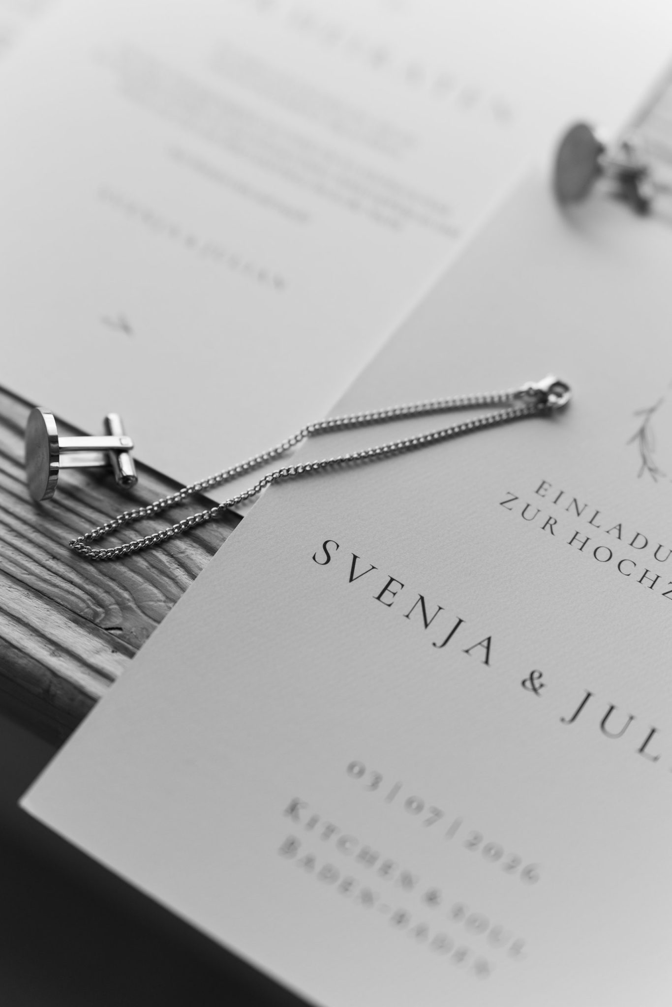 Einladungskarte, Uhr und Armband des Bräutigams beim Getting Ready