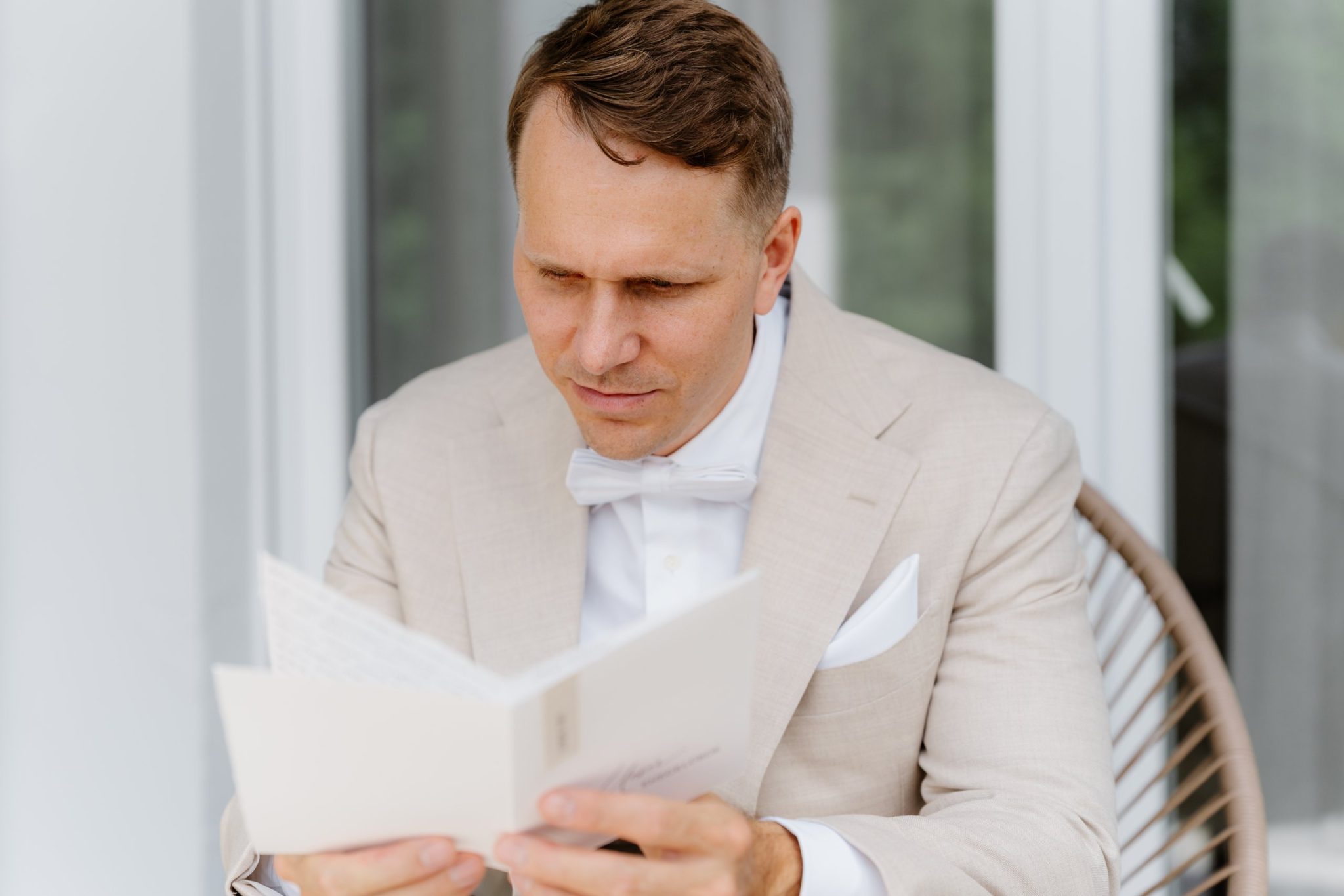 Julian liest Svenjas Brief im Sessel am Fenster