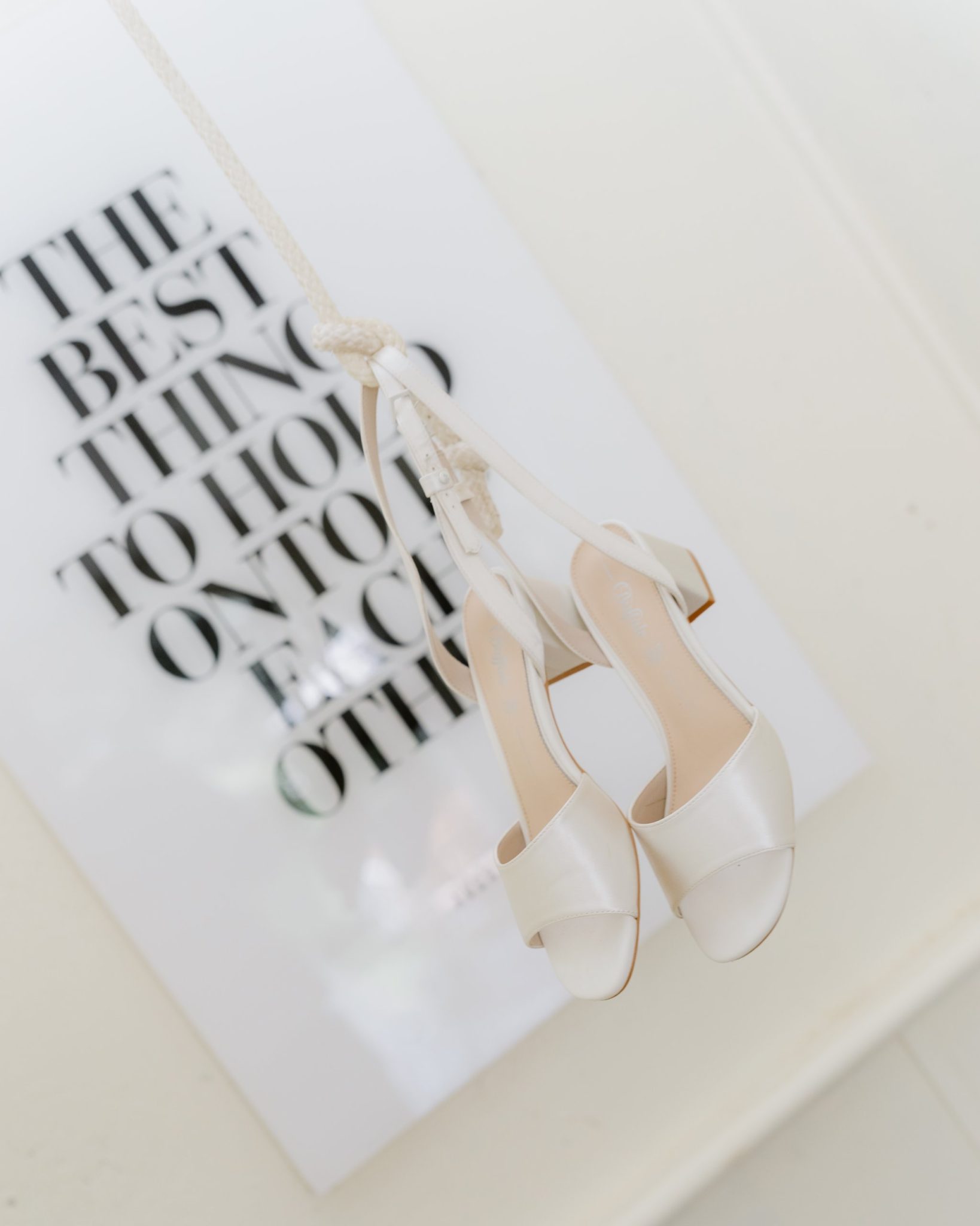 Brautschuhe auf einem Buch beim Getting Ready