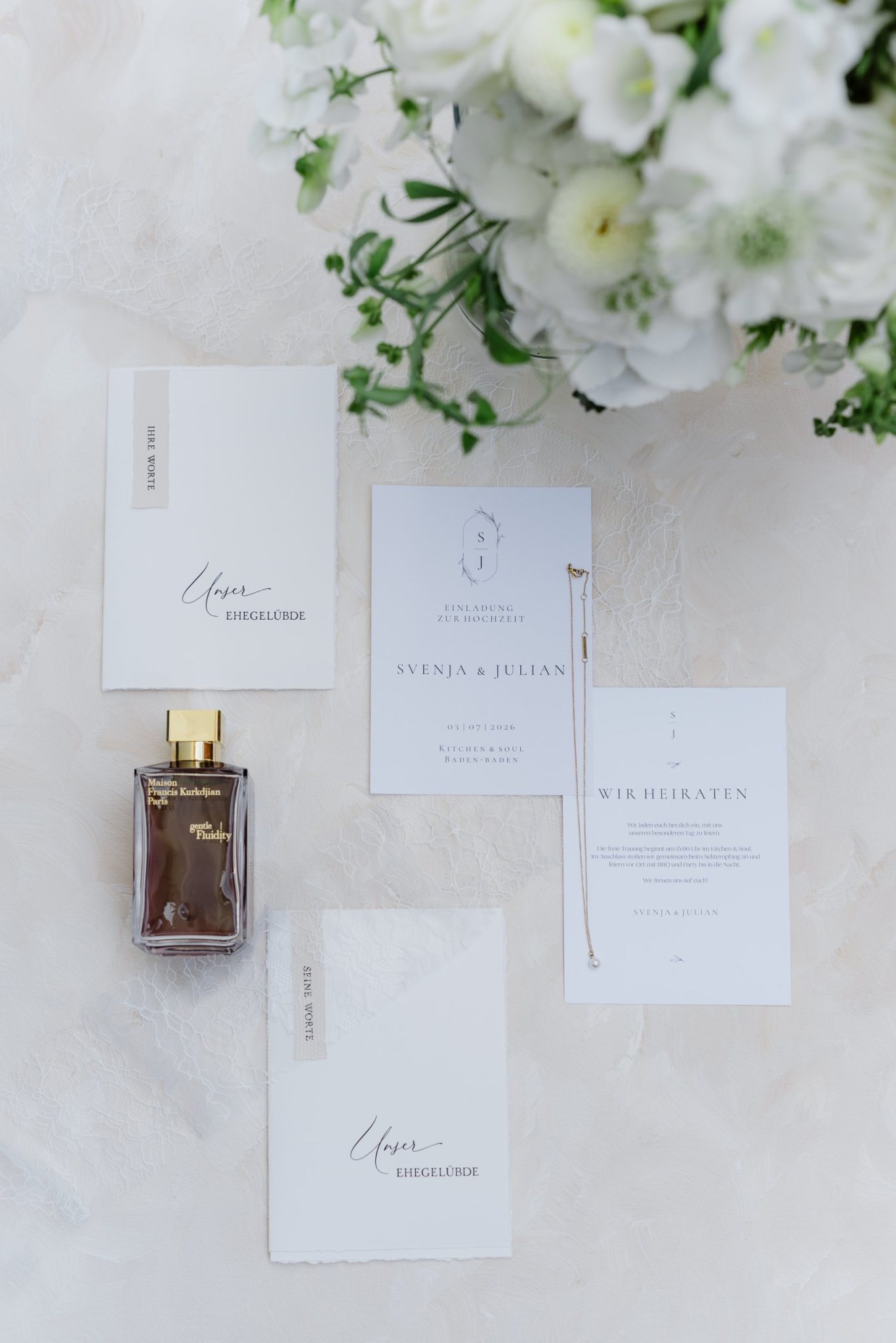 Flatlay mit Papeterie, Parfum und weißen Blumen von Blumen Nasowas