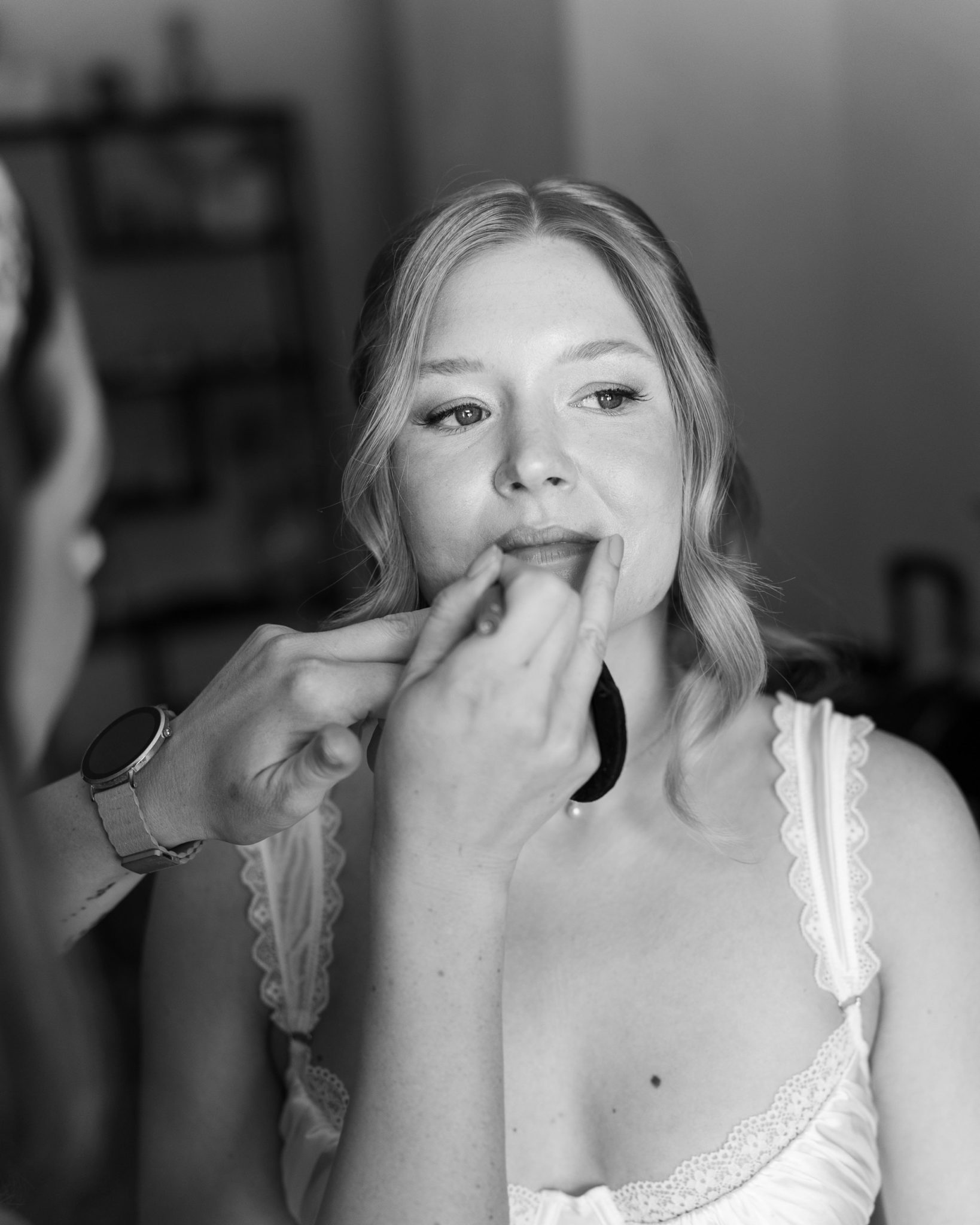 Svenja lacht während des Make-ups, Schwarzweiß