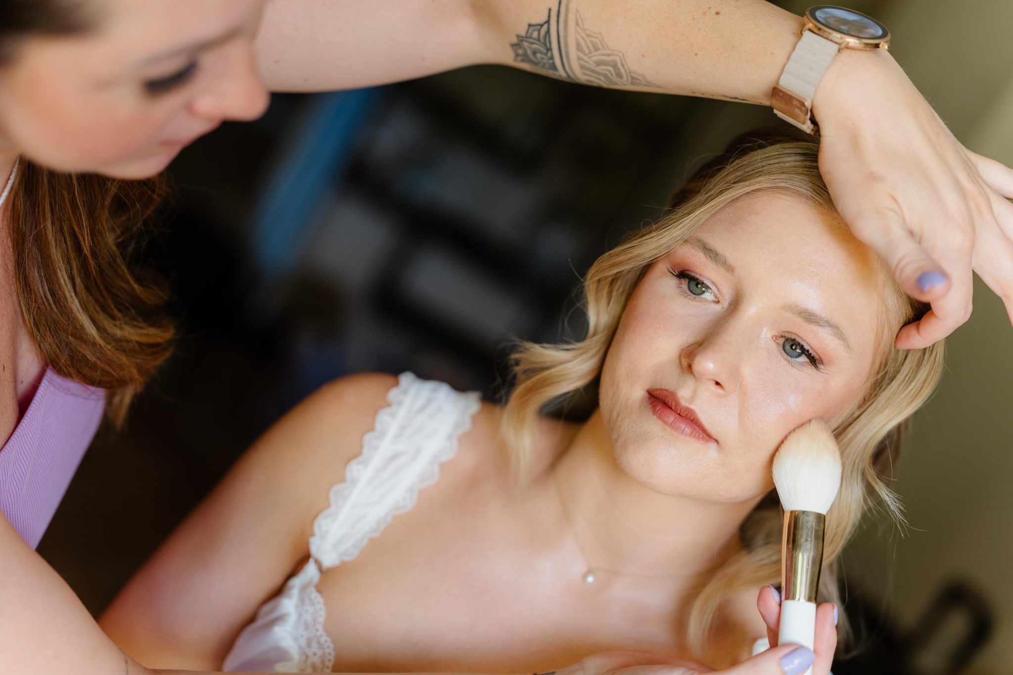 Ariane trägt das Make-up der Braut auf