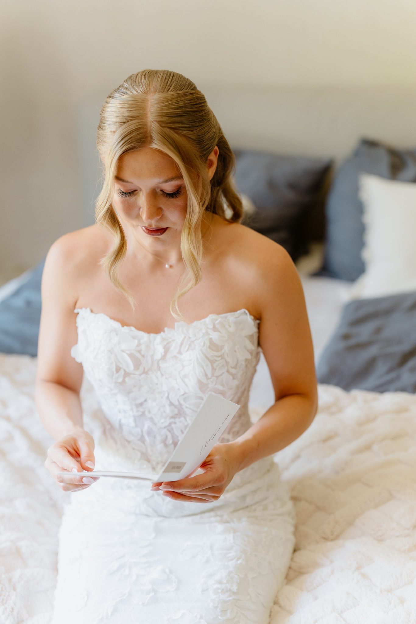 Svenja liest im Brautkleid den Brief von Julian