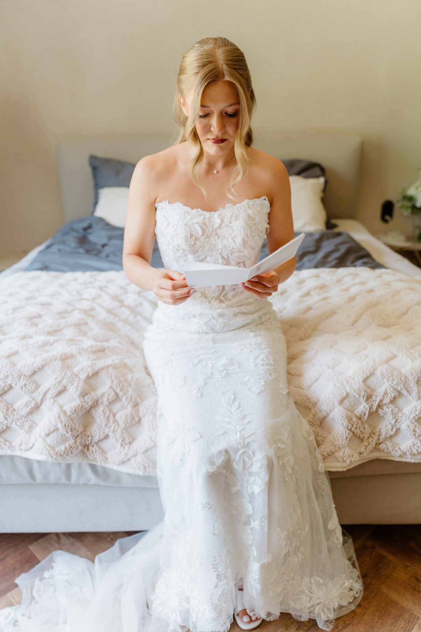 Svenja sitzt mit Julians Brief auf dem Bett, Brautkleid vom Hochzeitshaus Boos