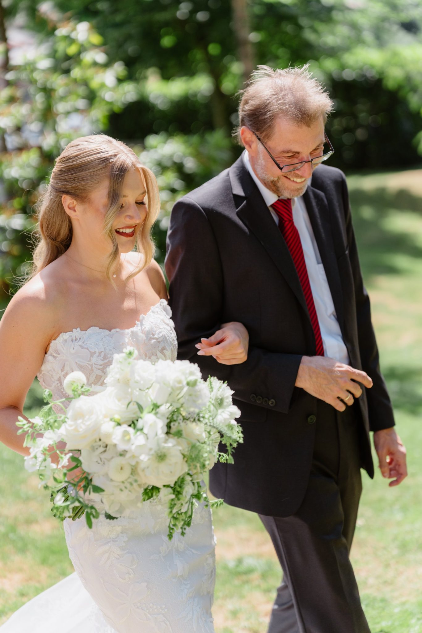 Svenjas Vater führt sie zur freien Trauung im Kitchen & Soul in Baden-Baden