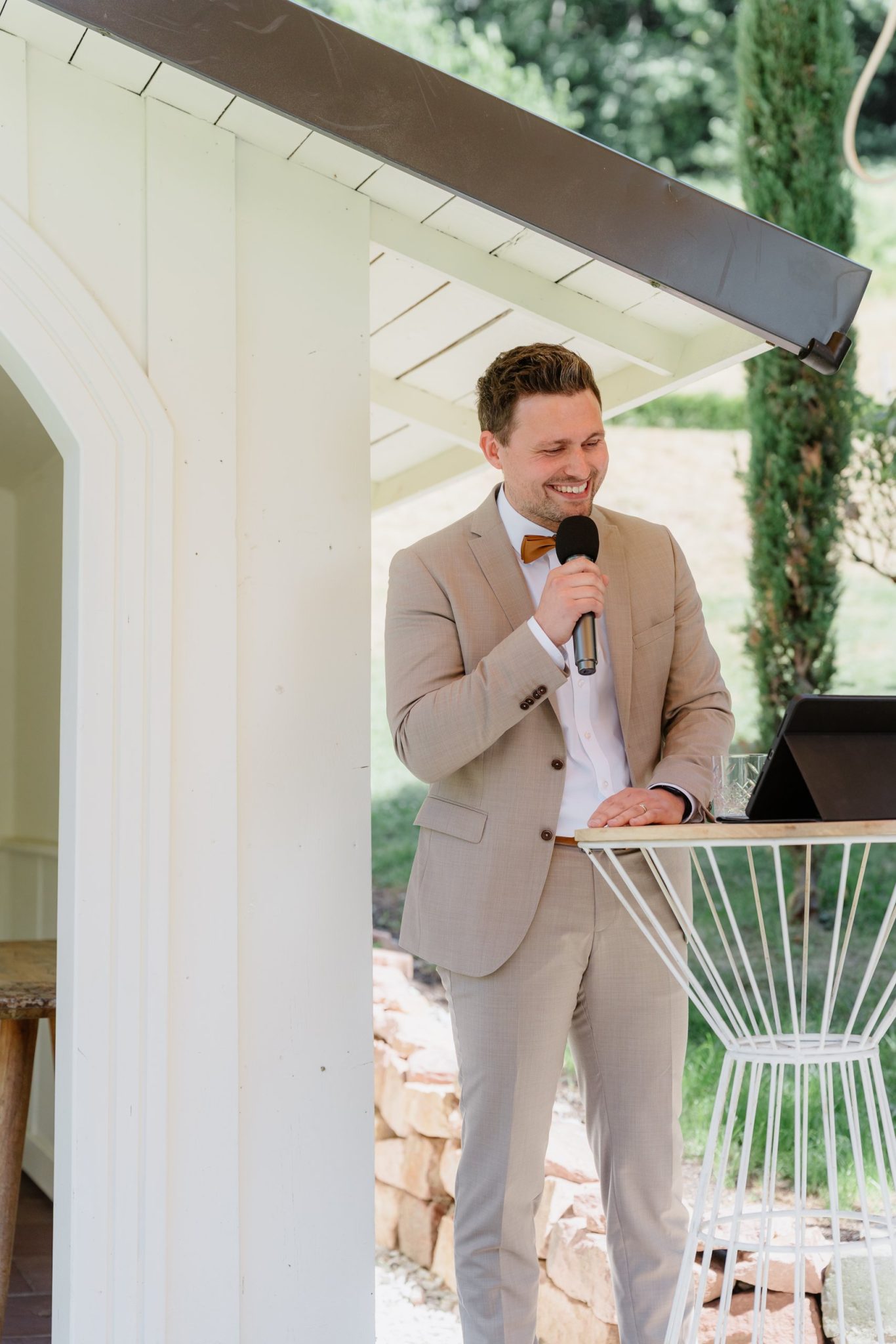 Julians Trauzeuge hält die Traurede im Kitchen & Soul in Baden-Baden