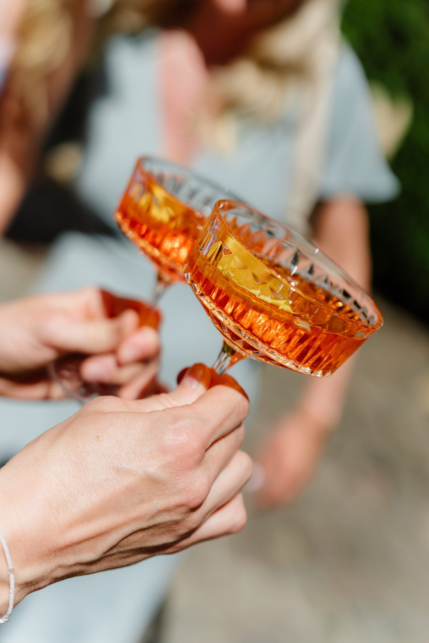 Anstoßen mit Aperol in geschliffenen Gläsern beim Sektempfang