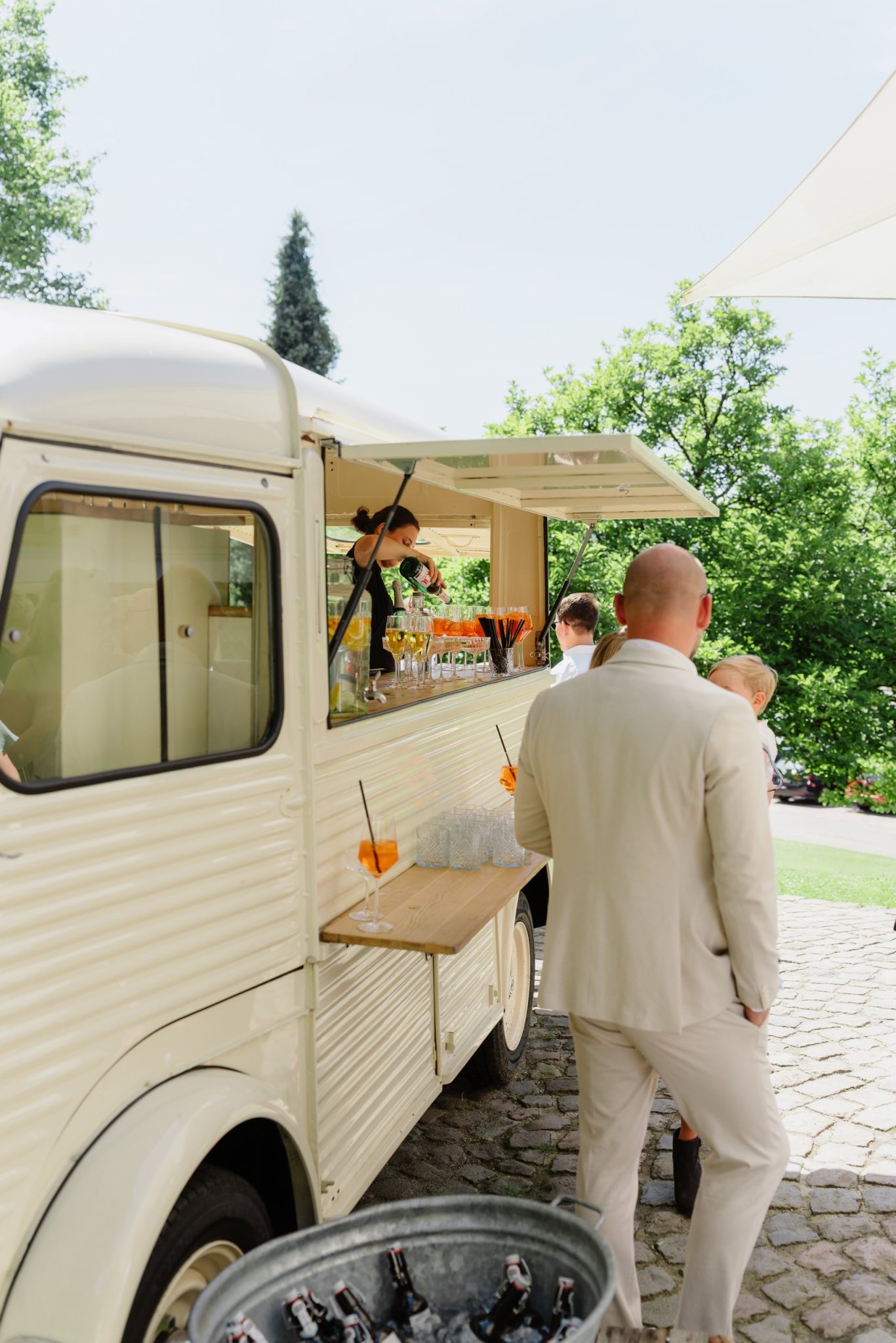 Julian am Foodtruck der Bar auf dem Kopfsteinpflaster