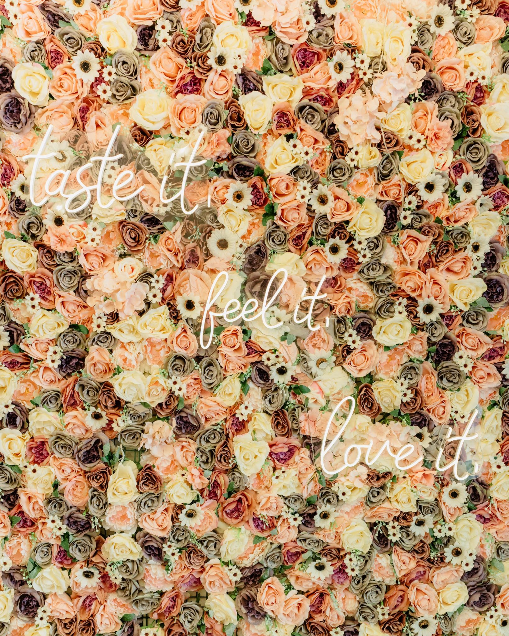 Blumenwand mit Neonschrift beim Sektempfang im Kitchen & Soul