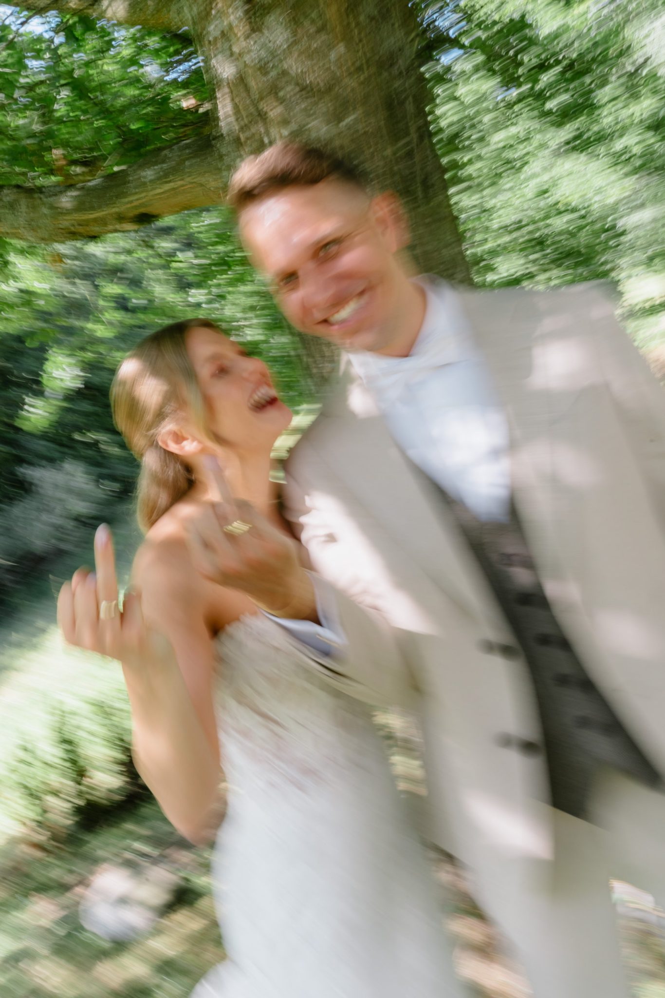Svenja und Julian drehen sich lachend im Schatten