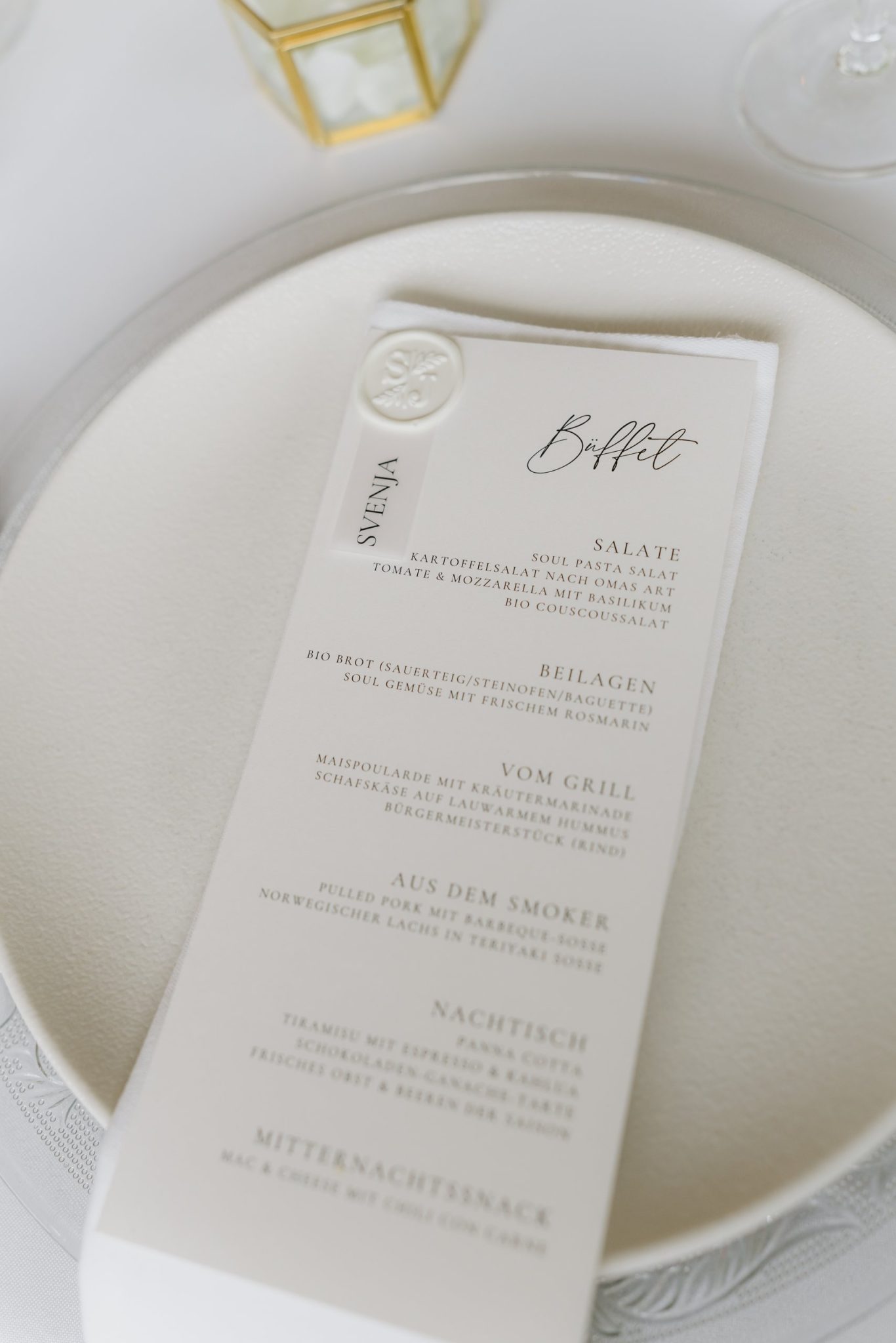 Menükarte des Buffets auf dem Gedeck