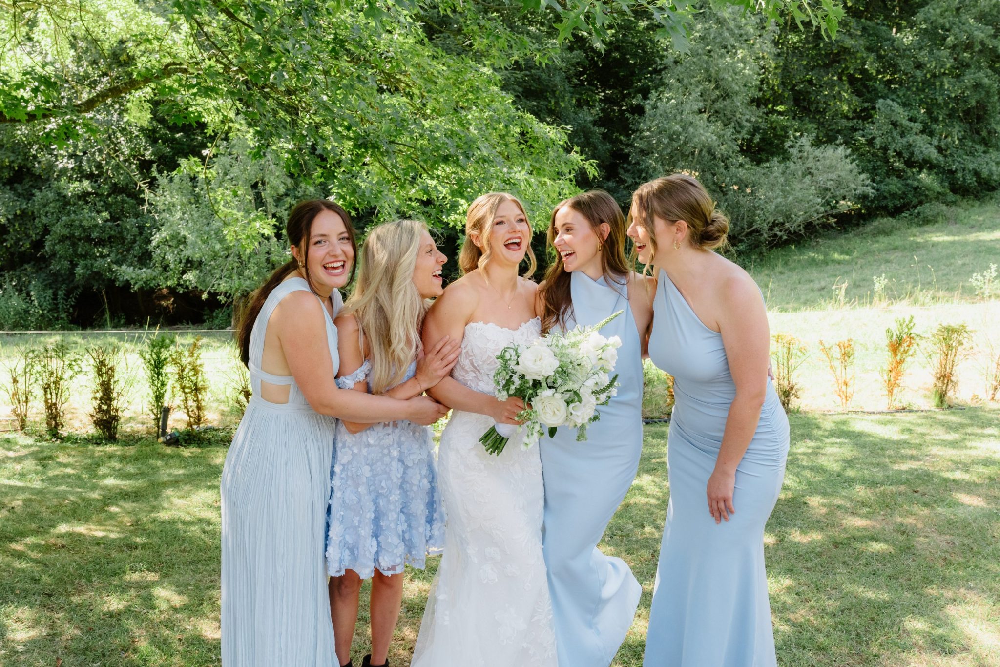 Die Brautjungfern lachen mit Svenja im Garten in Baden-Baden