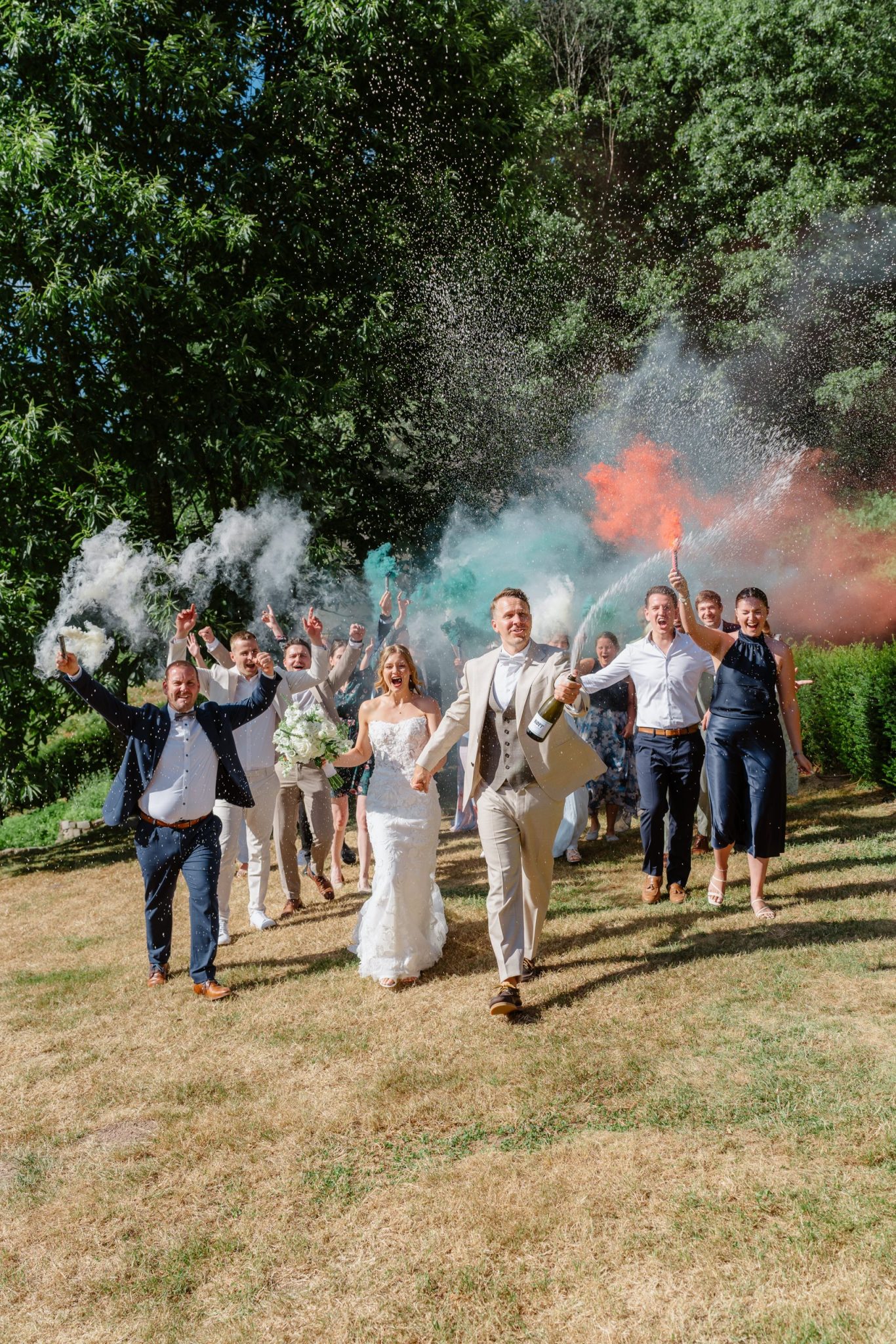 Die Hochzeitsgesellschaft zündet Smokebombs auf der Wiese