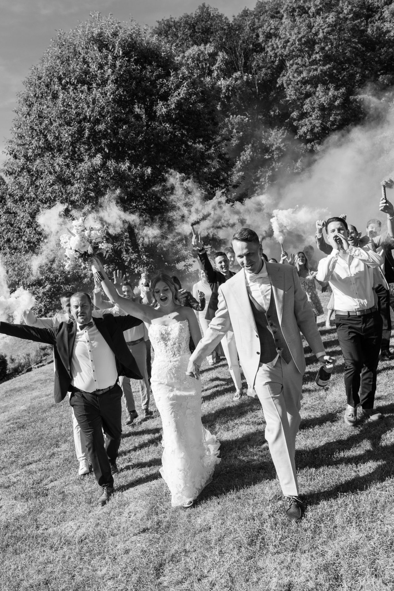 Die Gäste kommen durch den Rauch der Smokebombs, Schwarzweiß