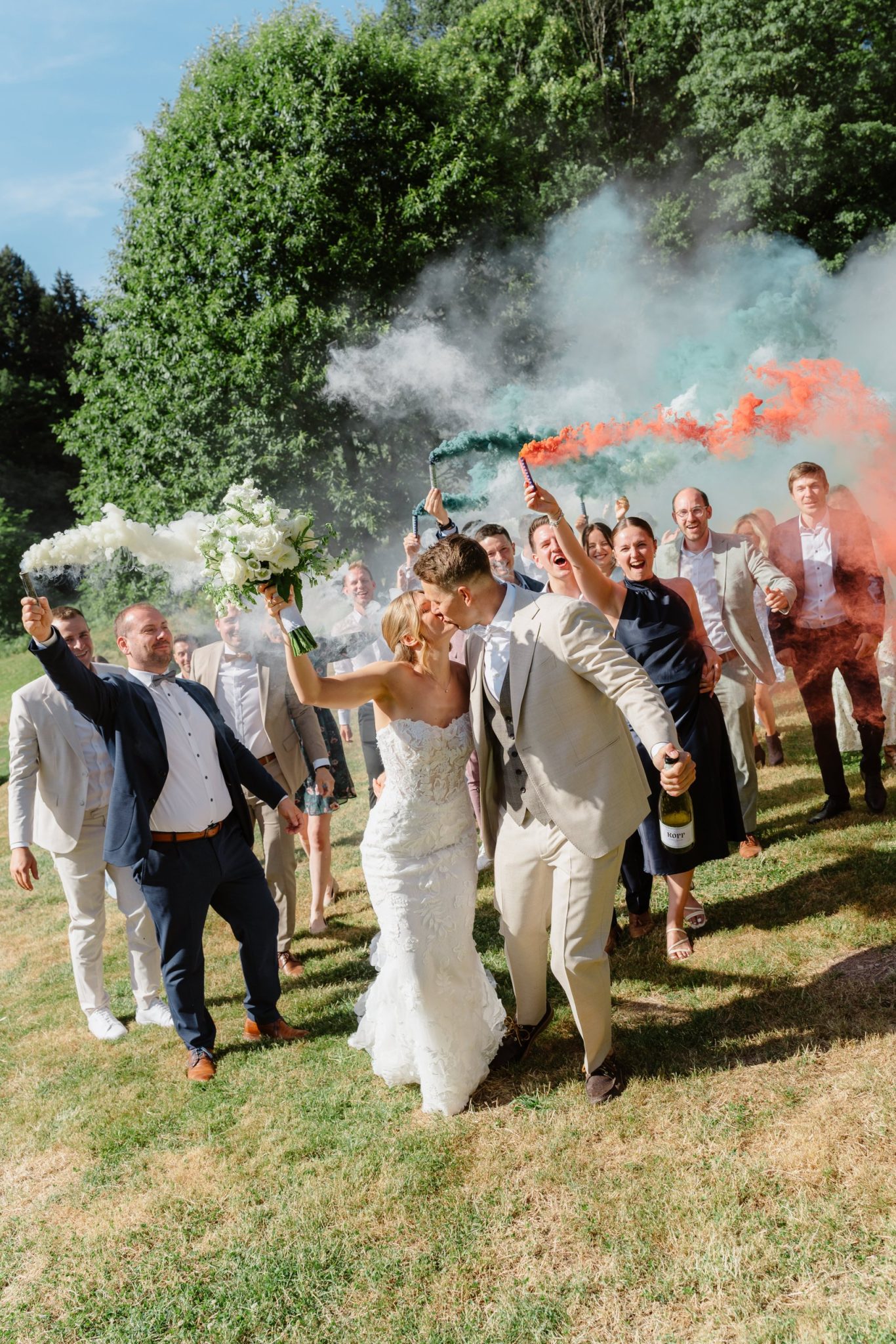 Svenja und Julian zwischen farbigen Smokebombs am Kitchen & Soul
