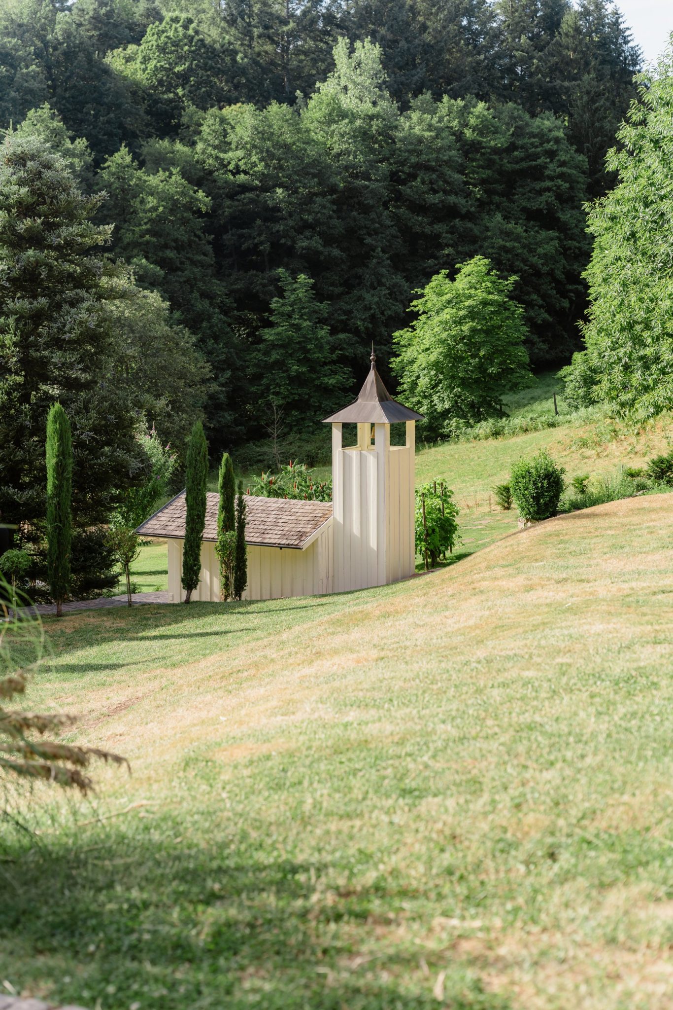 Die weiße Kapelle des Kitchen & Soul in Baden-Baden im Abendlicht