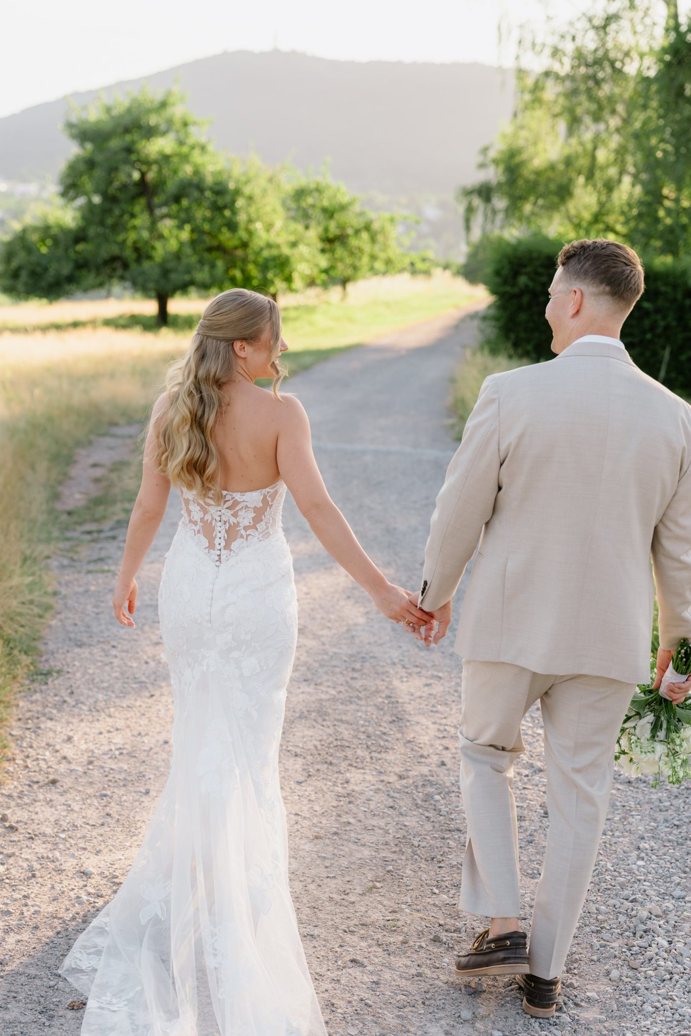 Svenja und Julian gehen Hand in Hand über den Feldweg am Eckberg