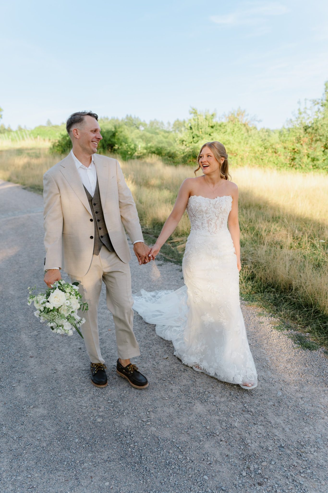Svenja und Julian lachen auf dem Weg durch die Reben am Eckberg