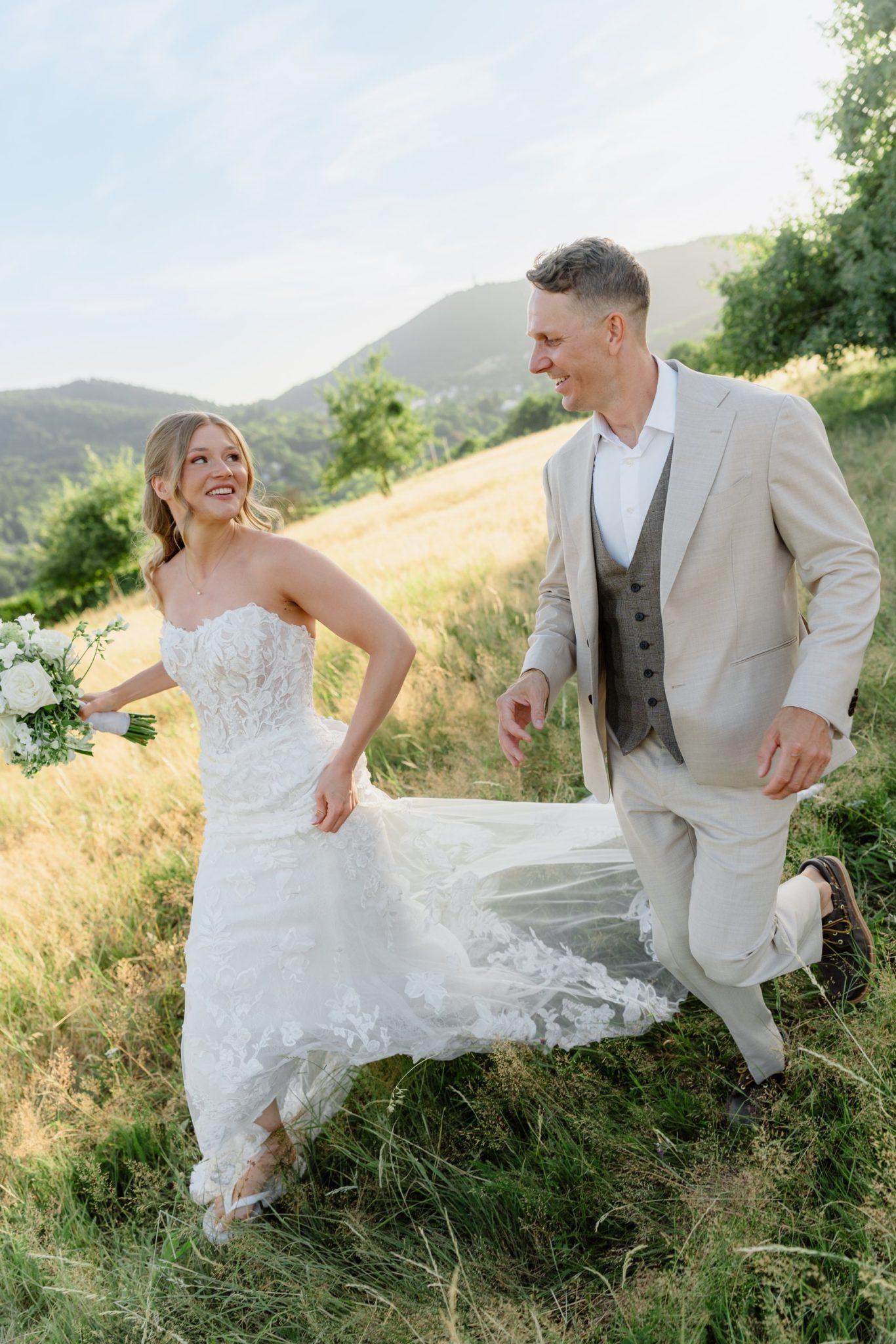 Svenja und Julian laufen durch die hohe Wiese am Eckberg