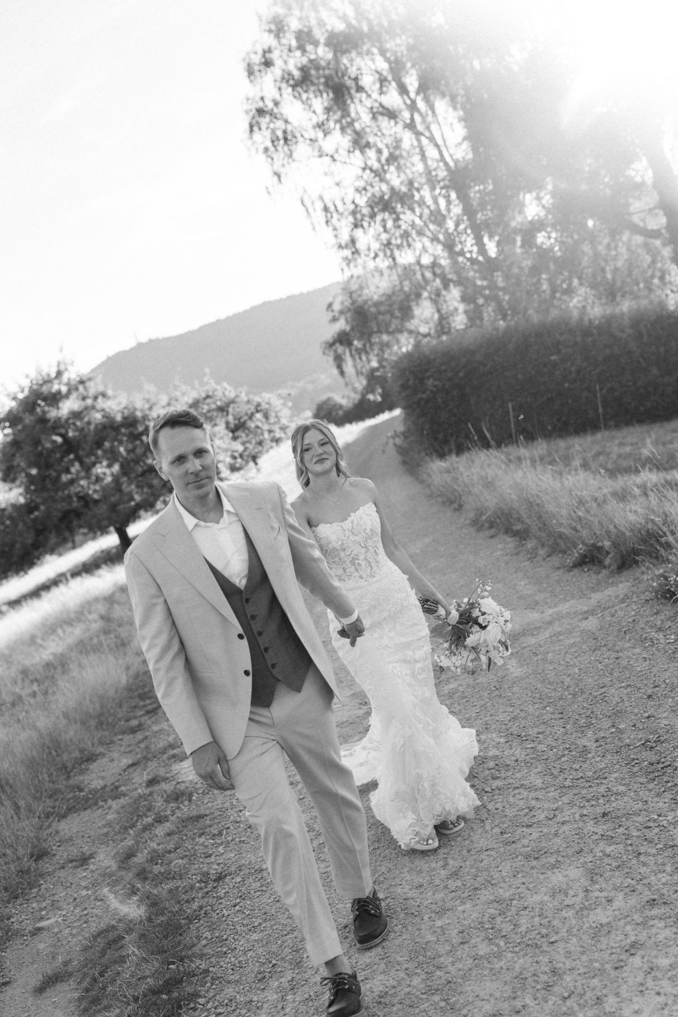Svenja und Julian auf dem Weg über den Eckberg, Schwarzweiß