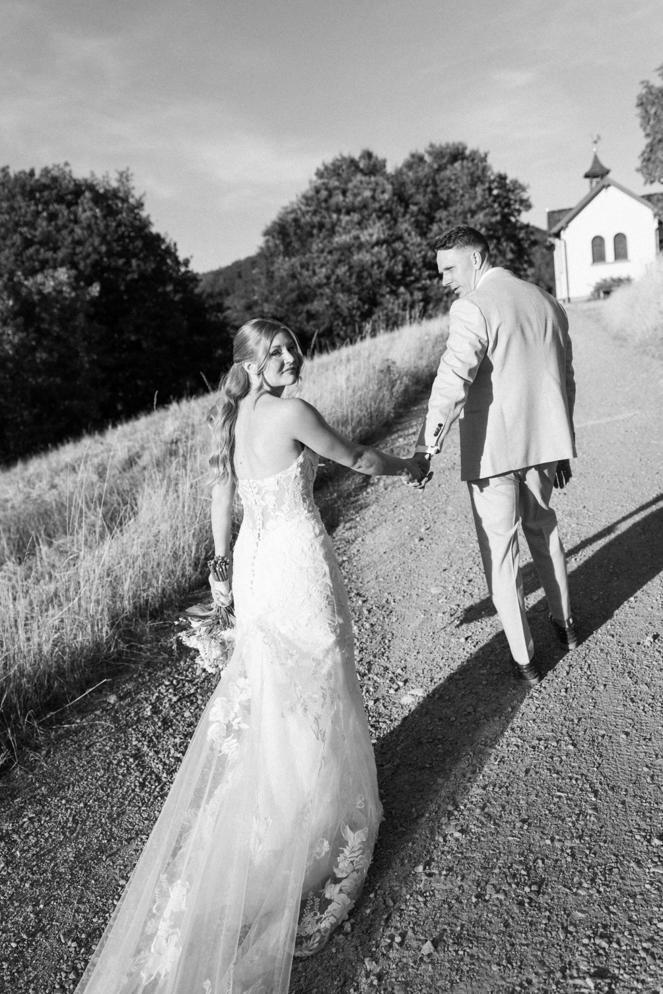 Svenja und Julian gehen den Weg zurück, Schwarzweiß