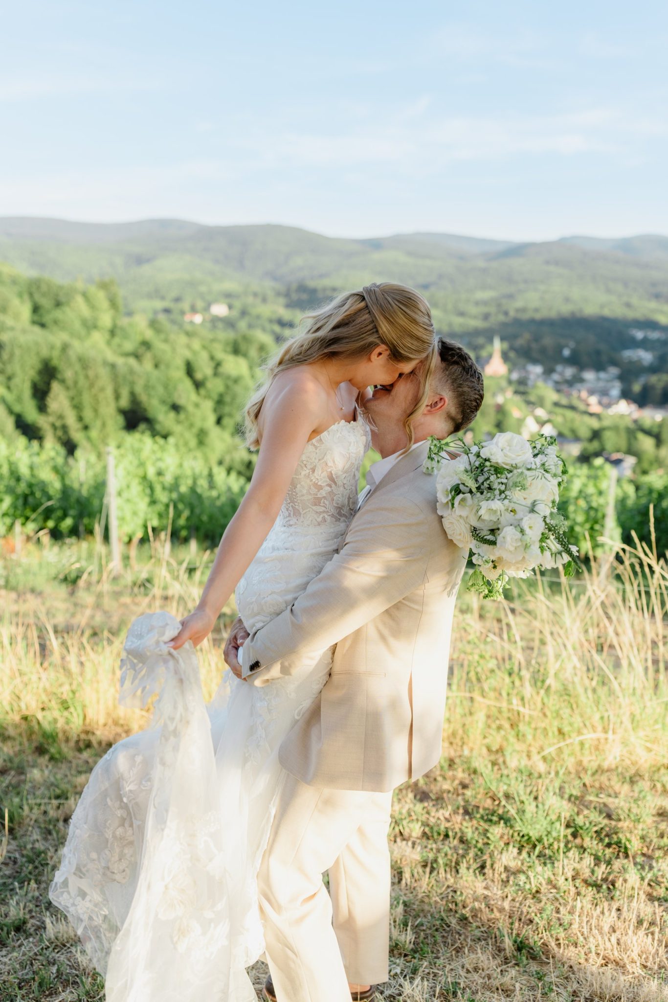 Svenja und Julian küssen sich über den Weinbergen von Baden-Baden